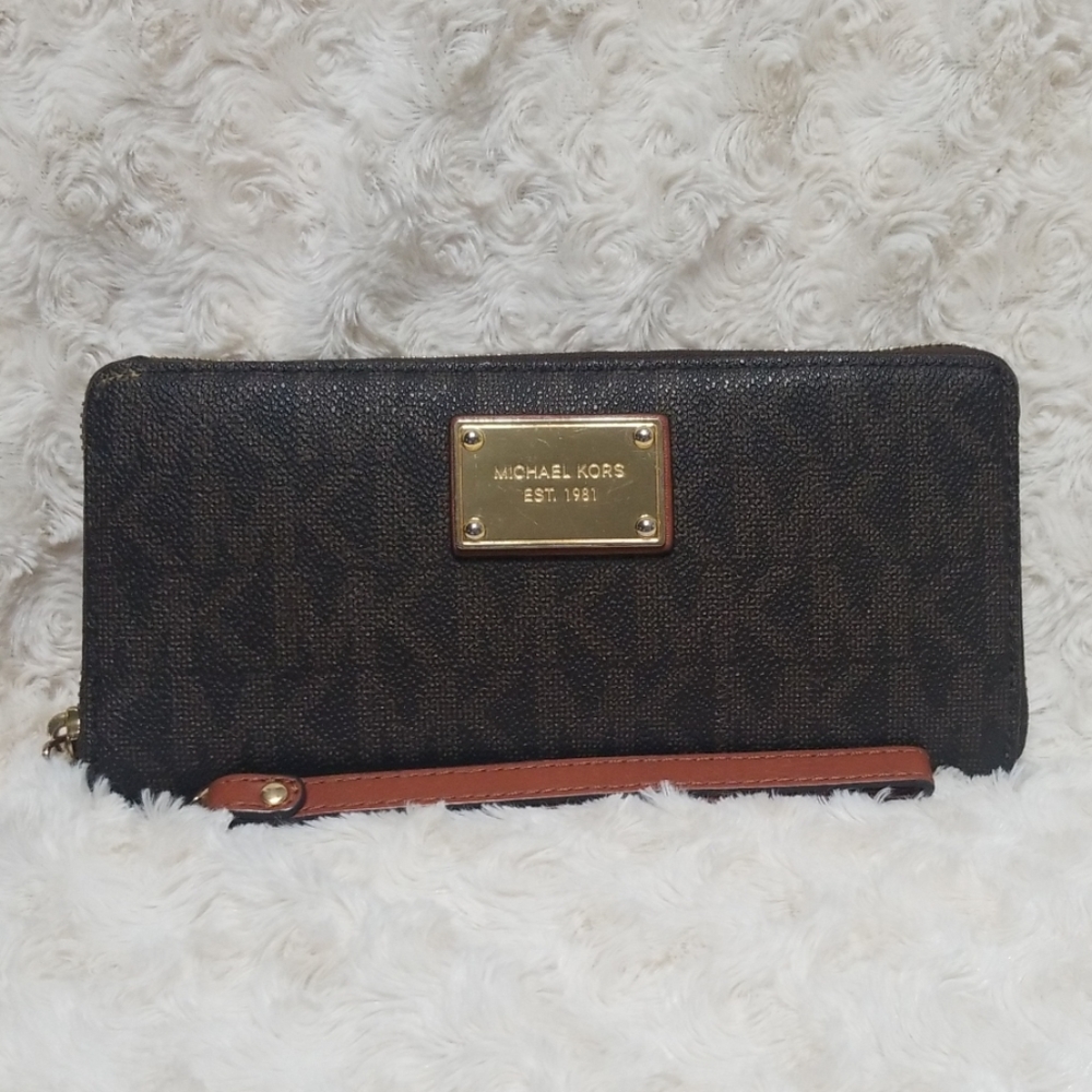 Michael Kors Wristlet. Like new. Brown.